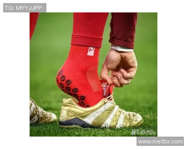 球星照片卡片收藏热潮引领足球文化与粉丝互动新风尚