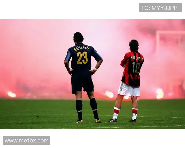 绿茵场上孤独英雄背影定格瞬间诉说无尽热爱